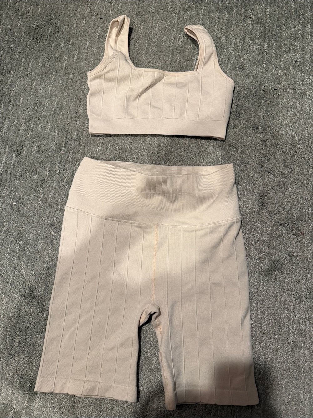Seam-Detail Ribbed High-Waist Biker Shorts - Cream & sports bra XS/S